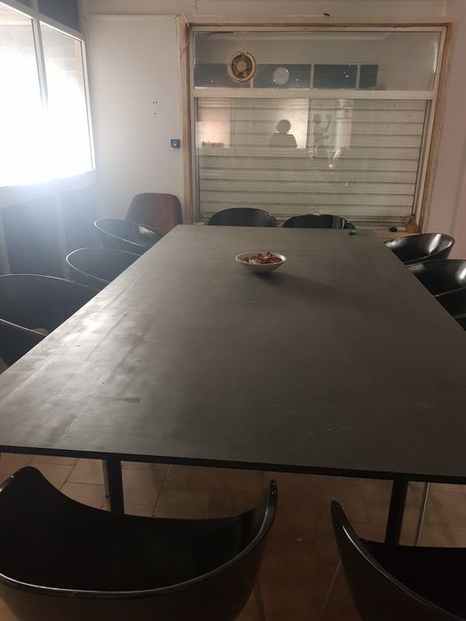Mesa grande para sala ou de reuniões