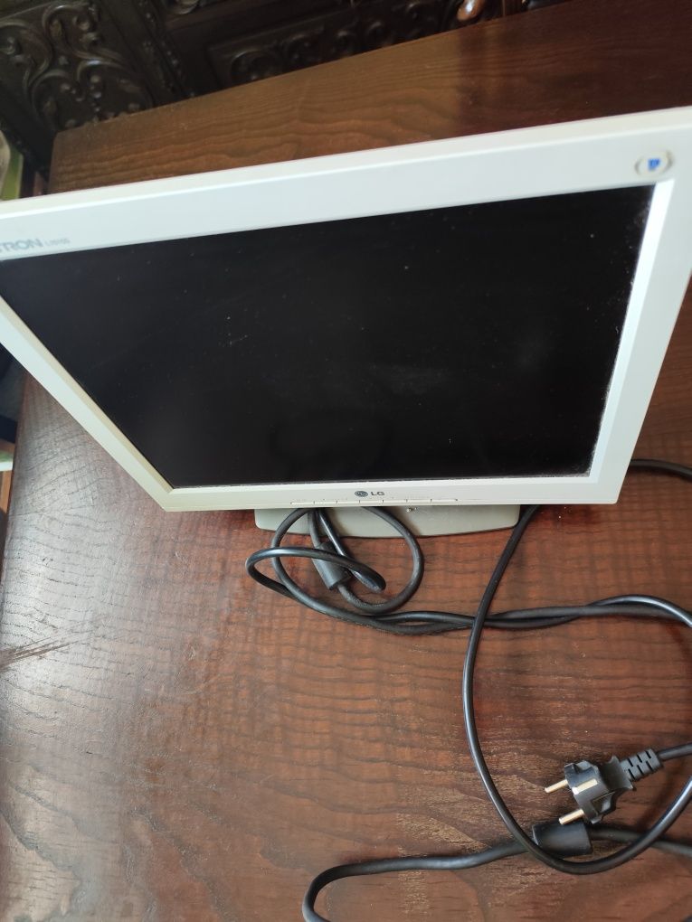 Monitor  LG com cabos