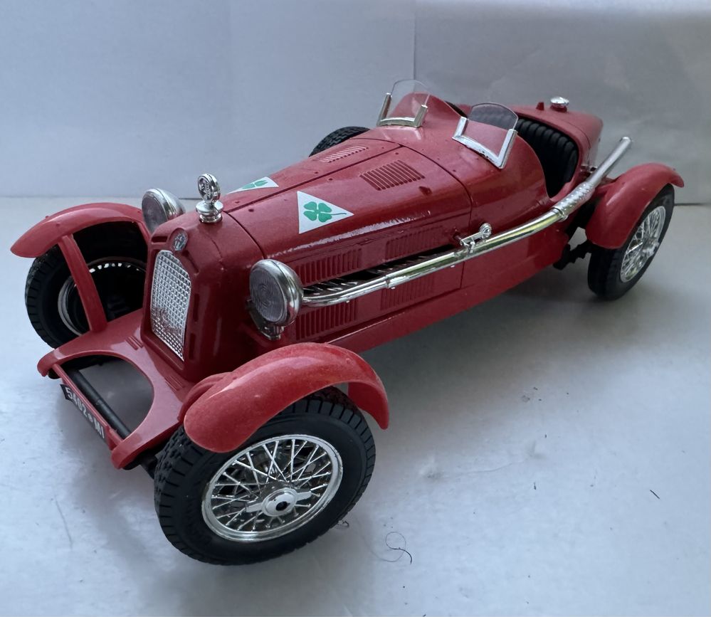 Model samochodu w skali 1:18 Alfa Romeo 2300 Monza Bburago Burago