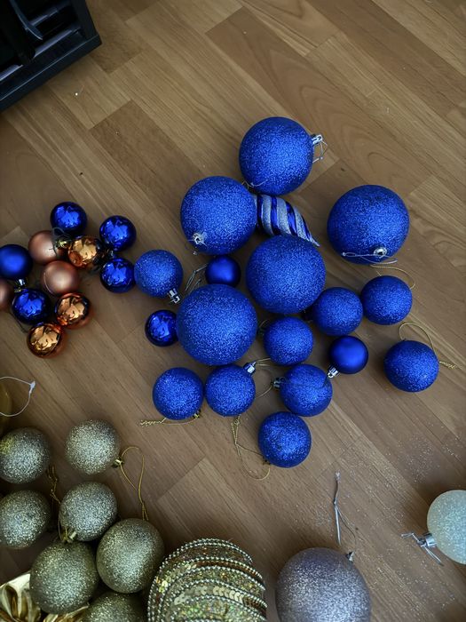 Ялинкові прикраси, ялинкові іграшки, кулі, гірлянди, намиста на ялинку