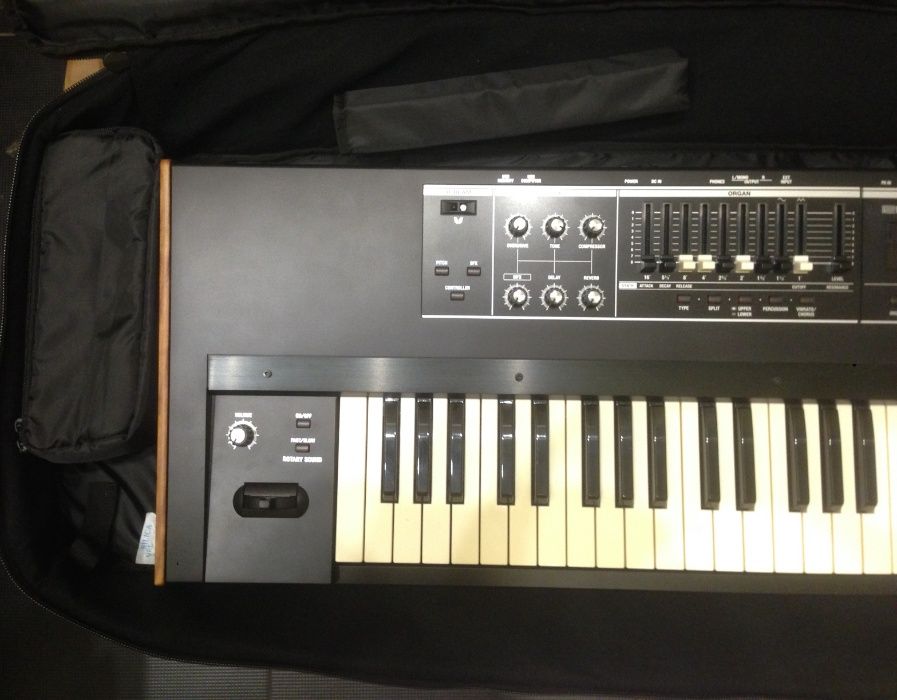 Профессиональный синтезатор (електропіано) Roland VR-730