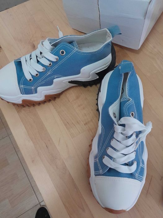 Ténis com sola grossa novos