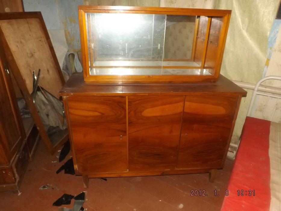 сервант/буфет  під  посуд та  столову білизну в  гостинній  кімнаті