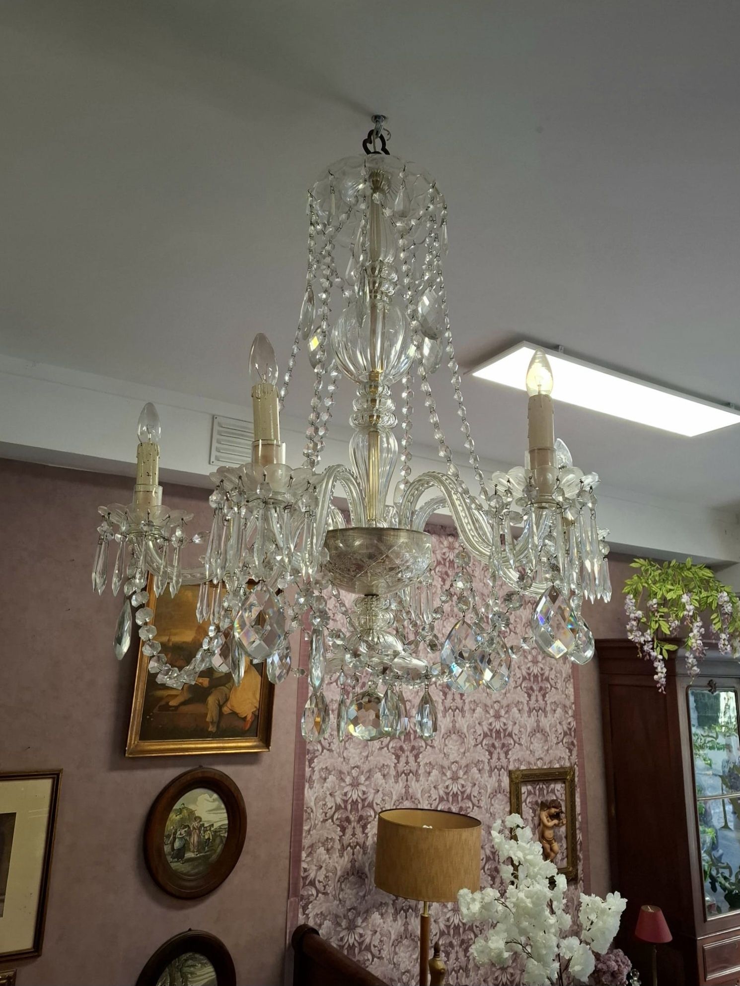 Lustre em Cristal Lapidado- Peça Clássica de Elegância Atemporal.