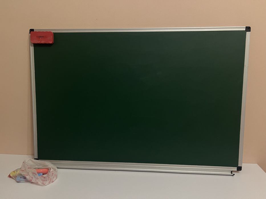 Продам настінну дошку для крейди.