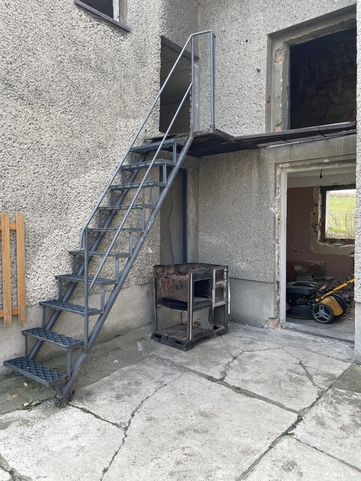 Stare stalowe schody zewnetrzne