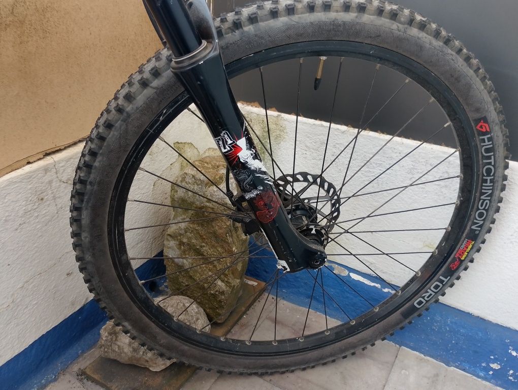 Bicicleta dirt quadro mondraker