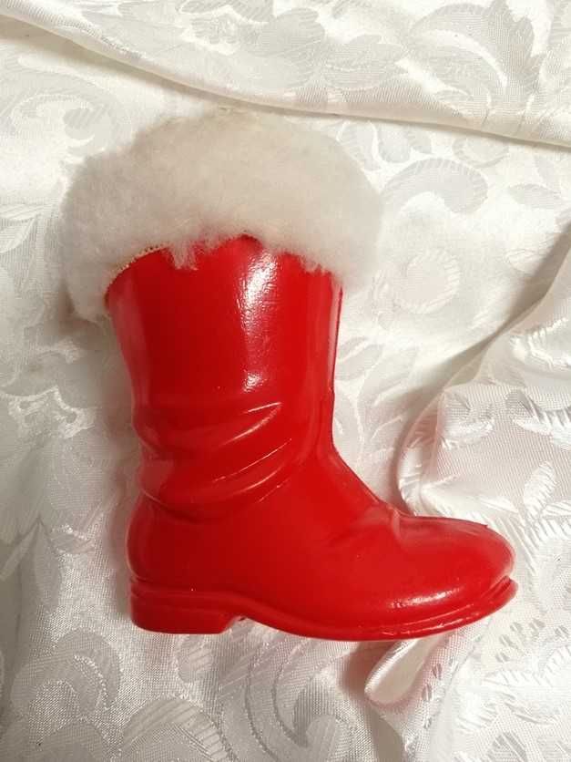 Czerwony bucik na prezenty. Ozdoba bożonarodzeniowa.