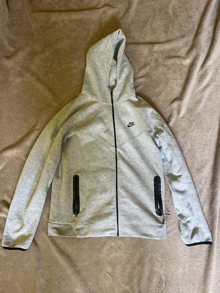 Nike tech fleec.