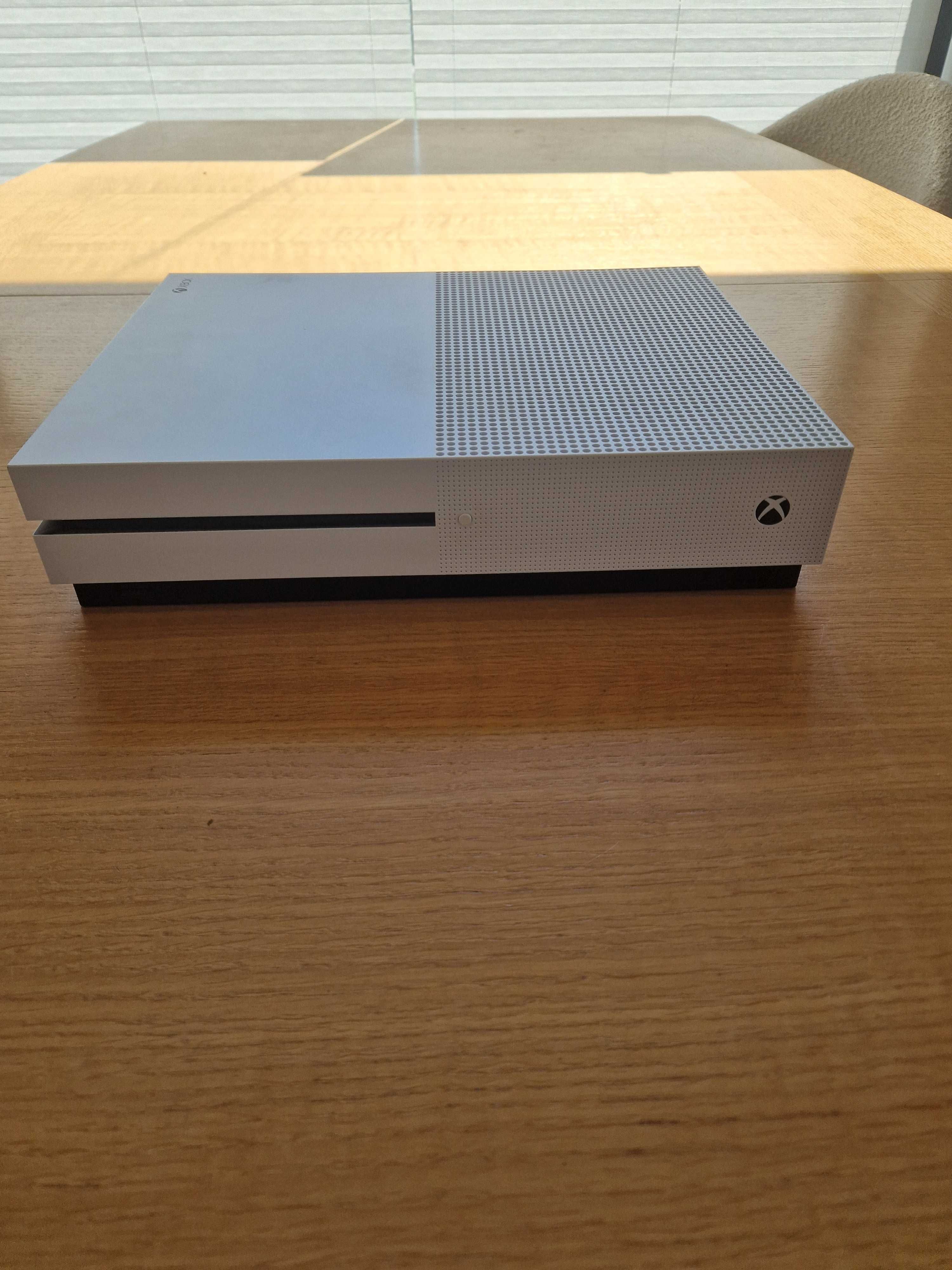 Xbox One S + 2 pady + akumulatory – Stan bardzo dobry