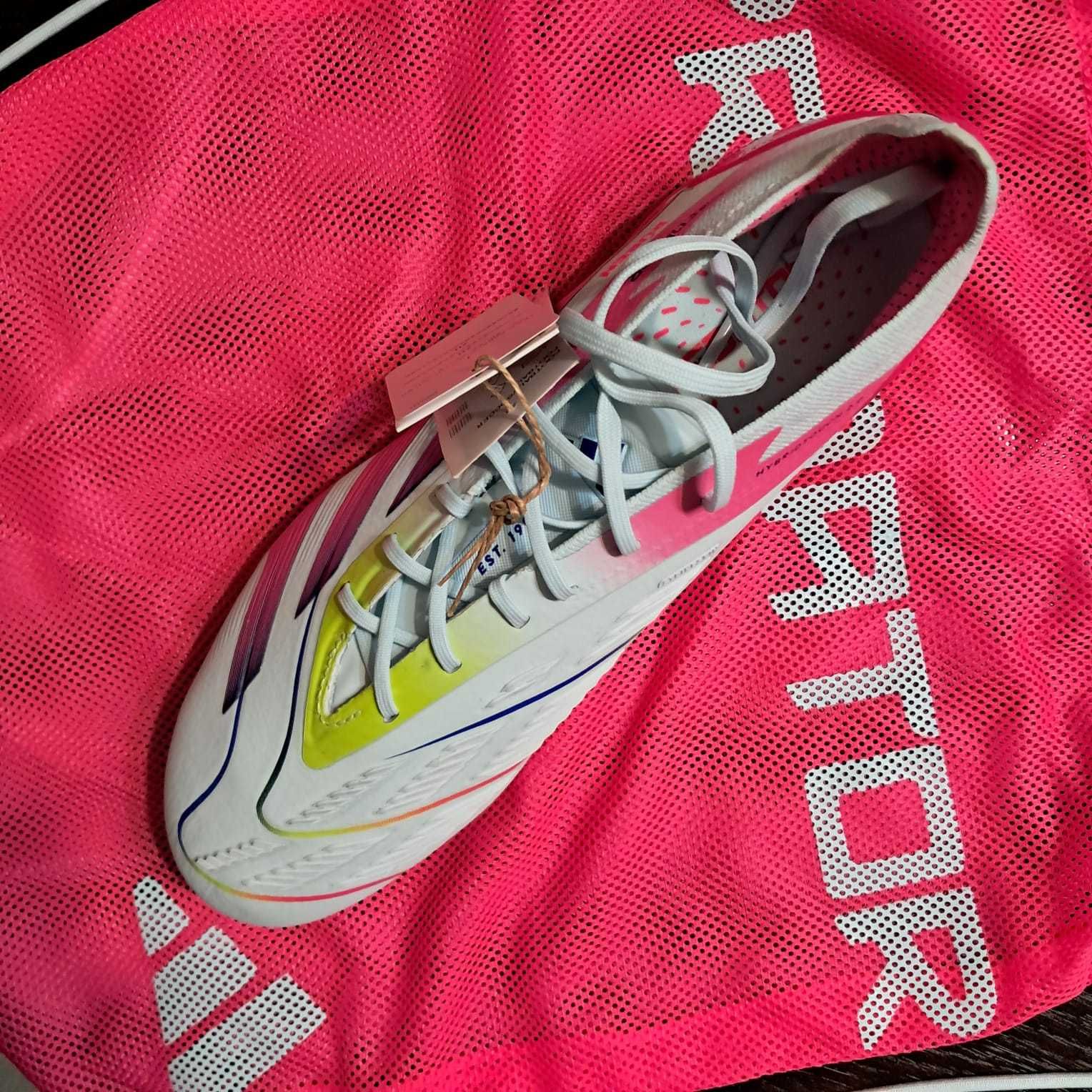 Chuteiras Adidas nr41 e um terço