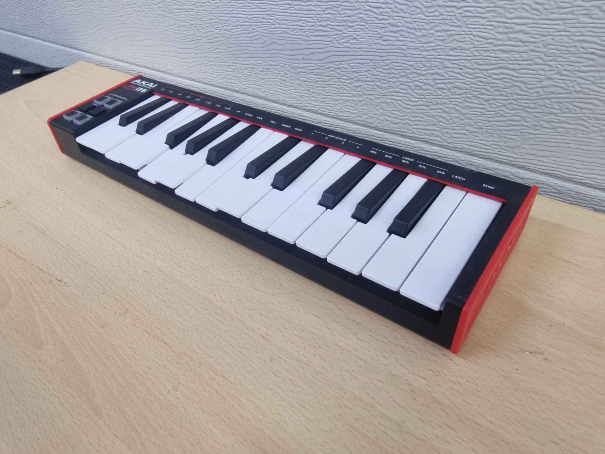 Uszkodzona klawiatura midi Akai LPK 25 NIE URUCHAMIA SIĘ.