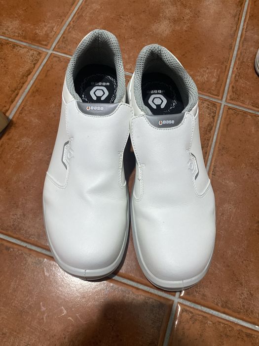 Sapato branco de trabalho