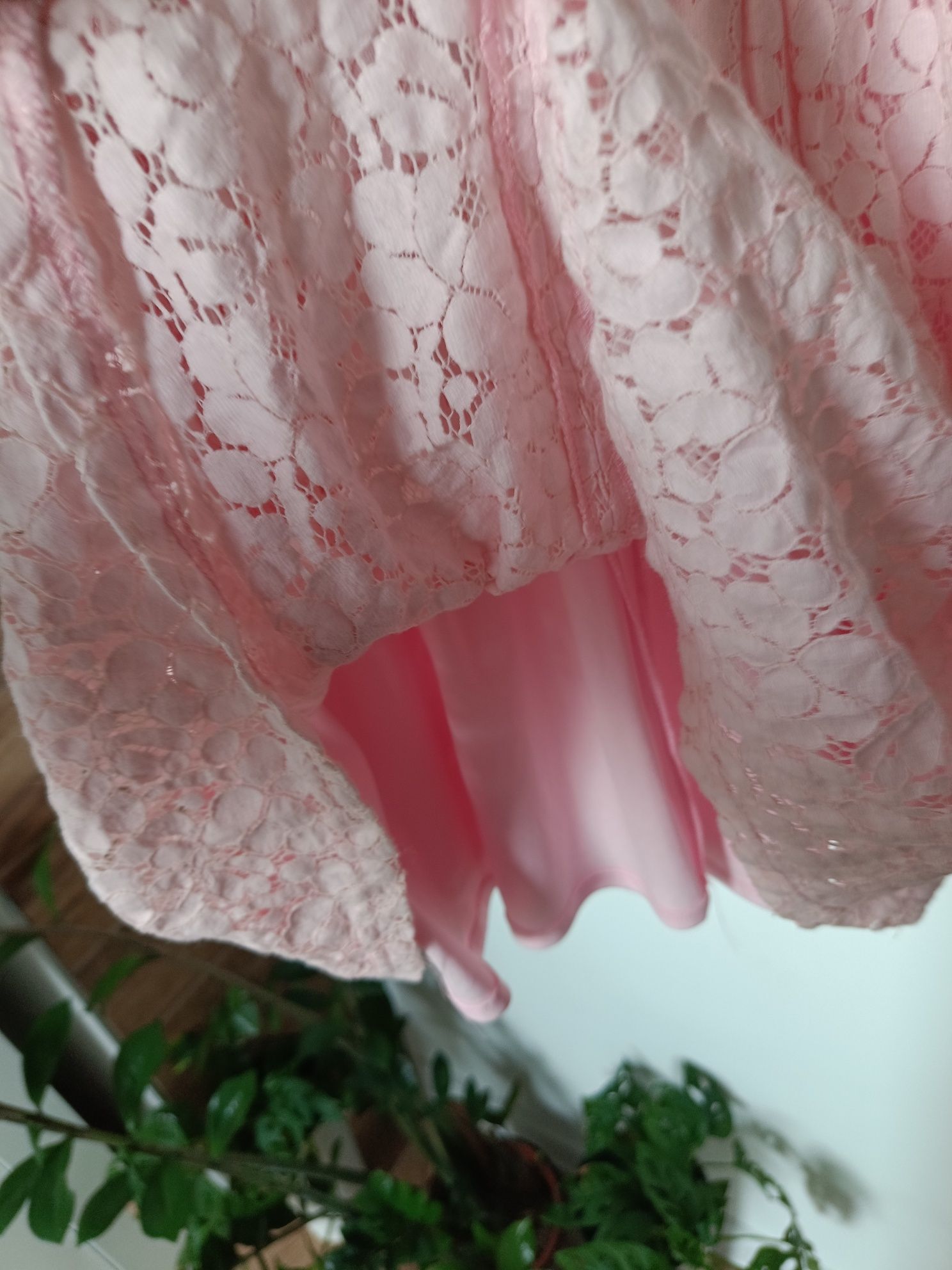 Różowa pudrowa koronkowa sukienka rozmiar 134 cm