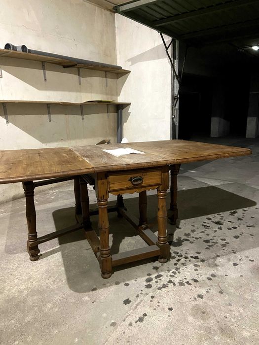 Mobiliário Antigo em Carvalho Maciço