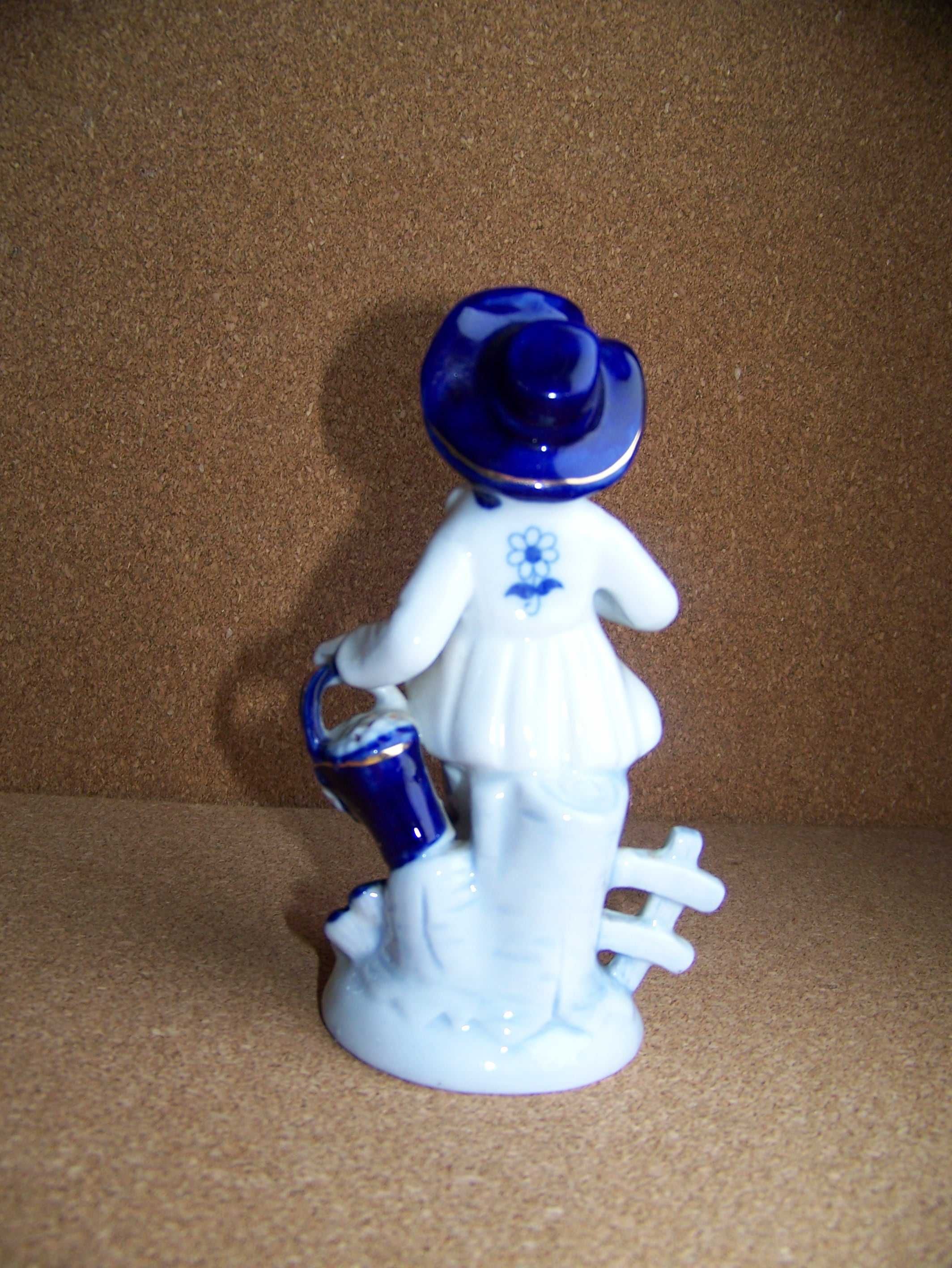porcelanowa figurka młodzieńca