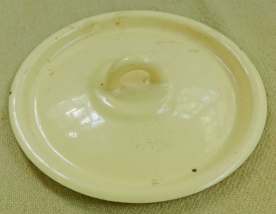 Кастрюлька  почти новая стальная эмалированная обьем 1,7 литра фрукты