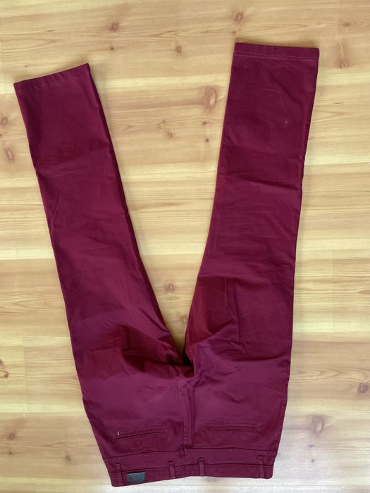 Męskie spodnie w kolorze bordowym/czerwonym. Model Chinosy.