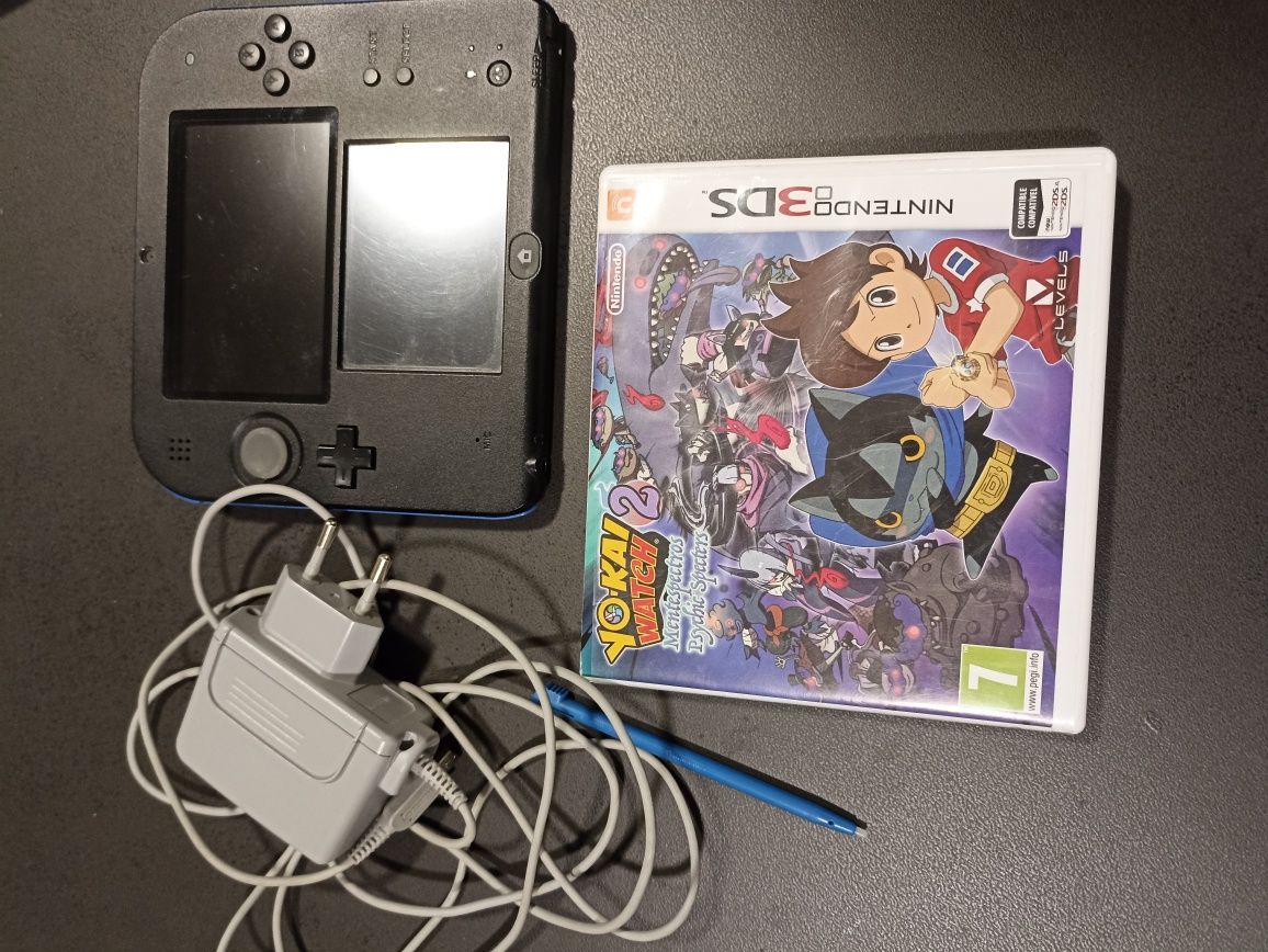 Nintendo 2DS usada, mas em bom estado, com caneta, carregador e jogo