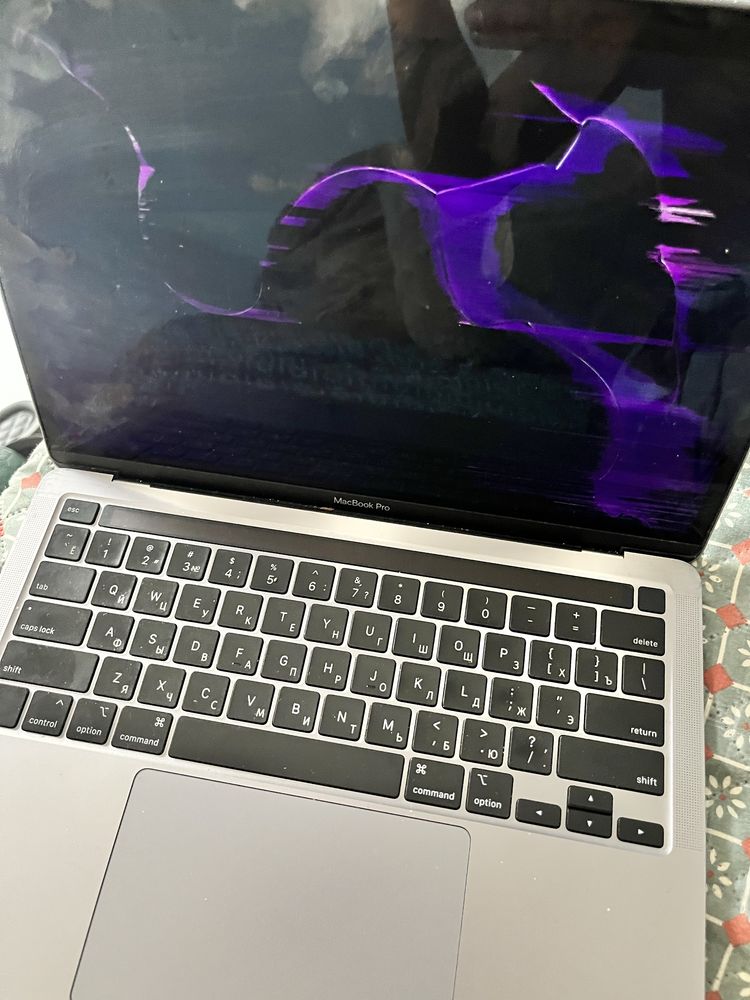 Vendo macbook pro 13polegada 2020 com touch, ecra partido