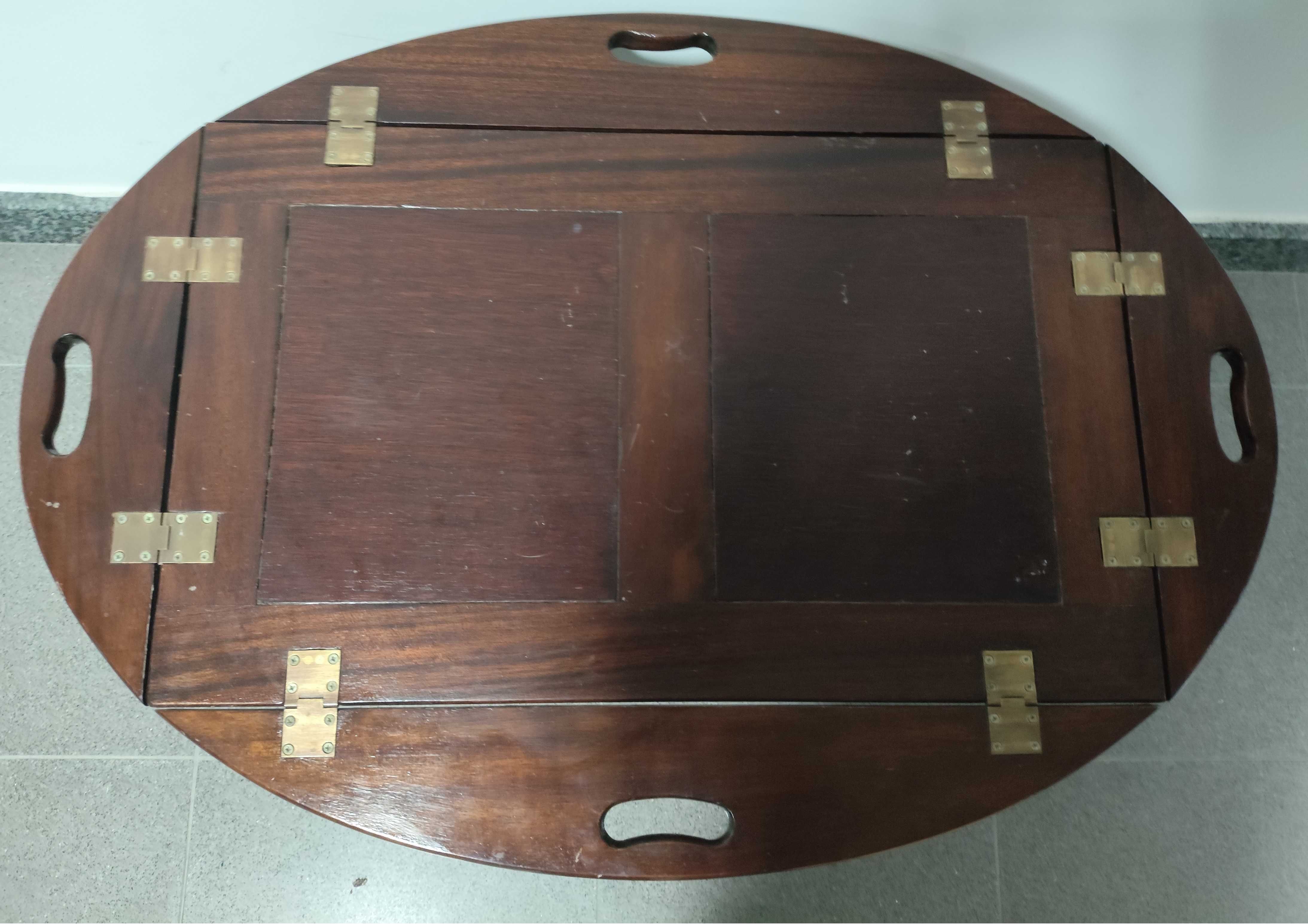 Mesa de apoio com tabuleiro removível
