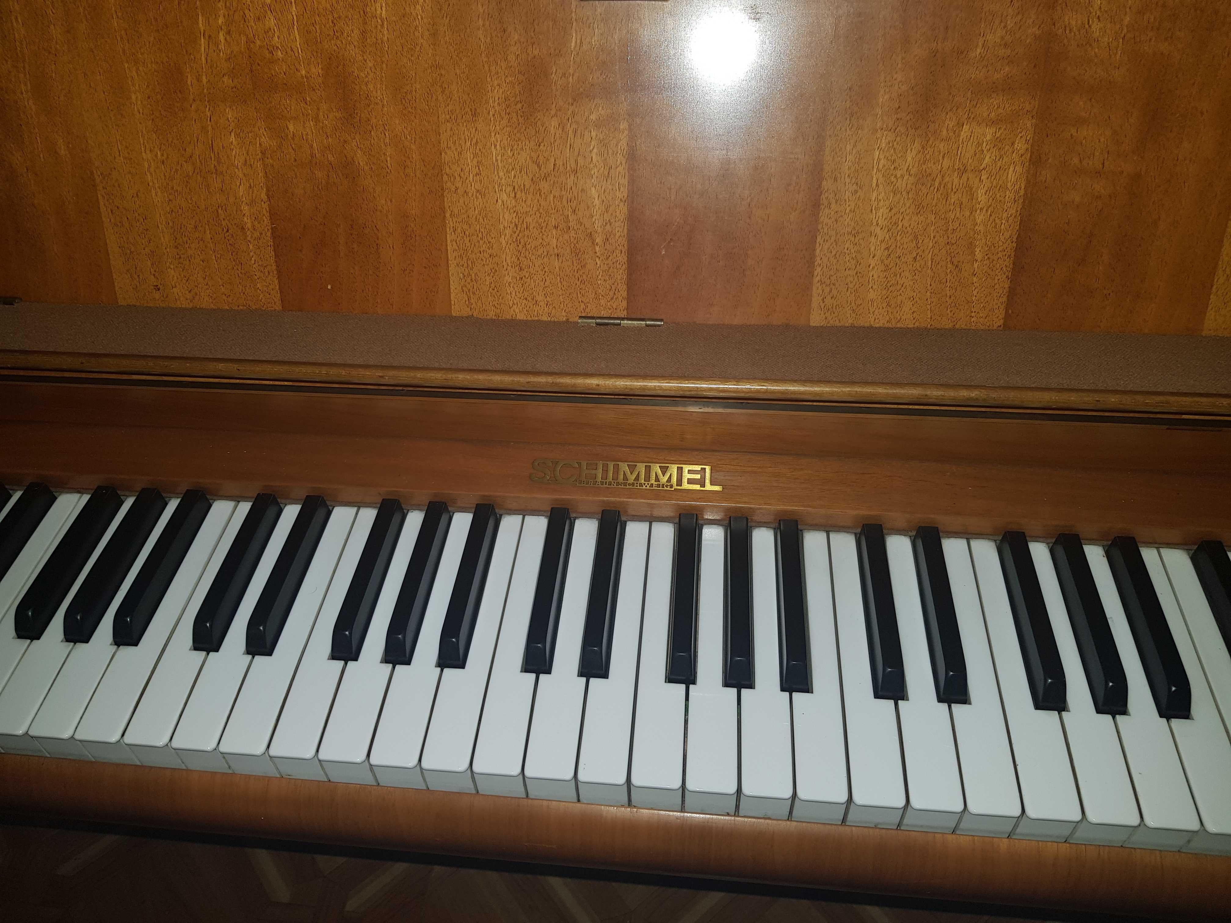 jasnobrązowe zgrabne pianino SCHIMMEL stan bardzo dobry