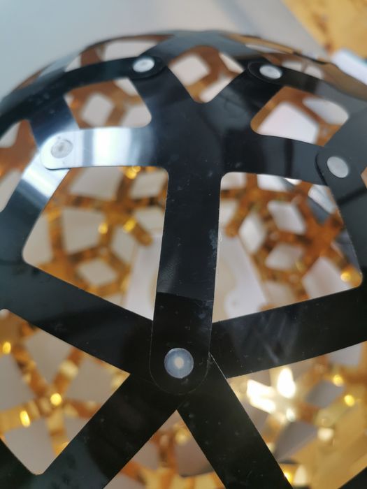 Klosz do lampy złoto czarny, okrągły.
W jednym miejscu podklejenie, ni