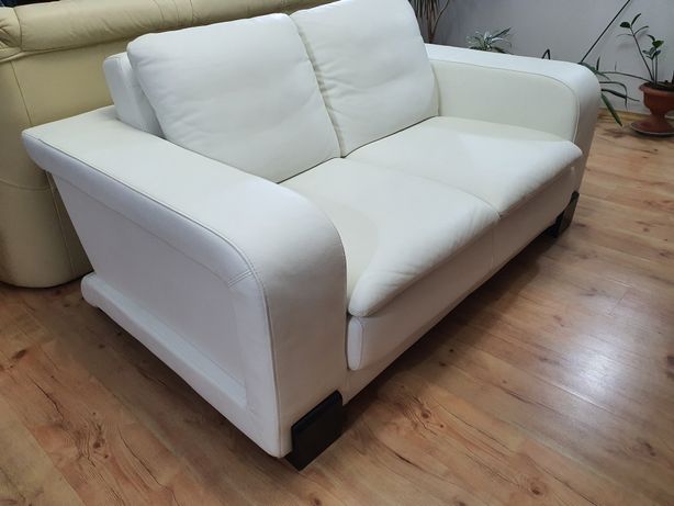 Шкіряний диван білого кольору.
