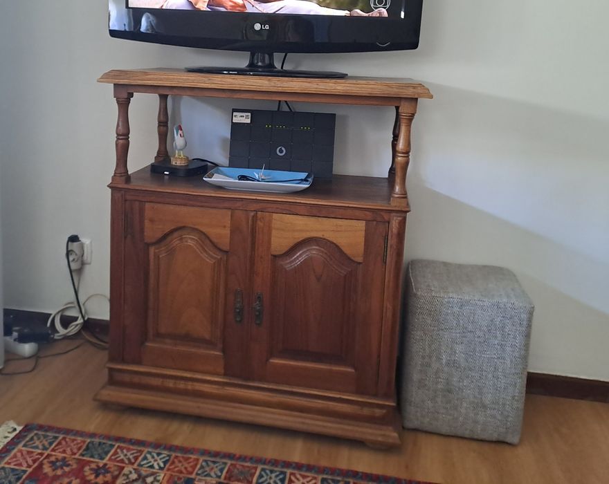Móvel tv em castanho maciço