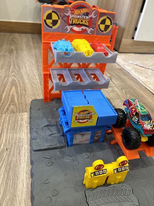 Hot Wheels Monster Trucks Posto de gasolina, pista de carros