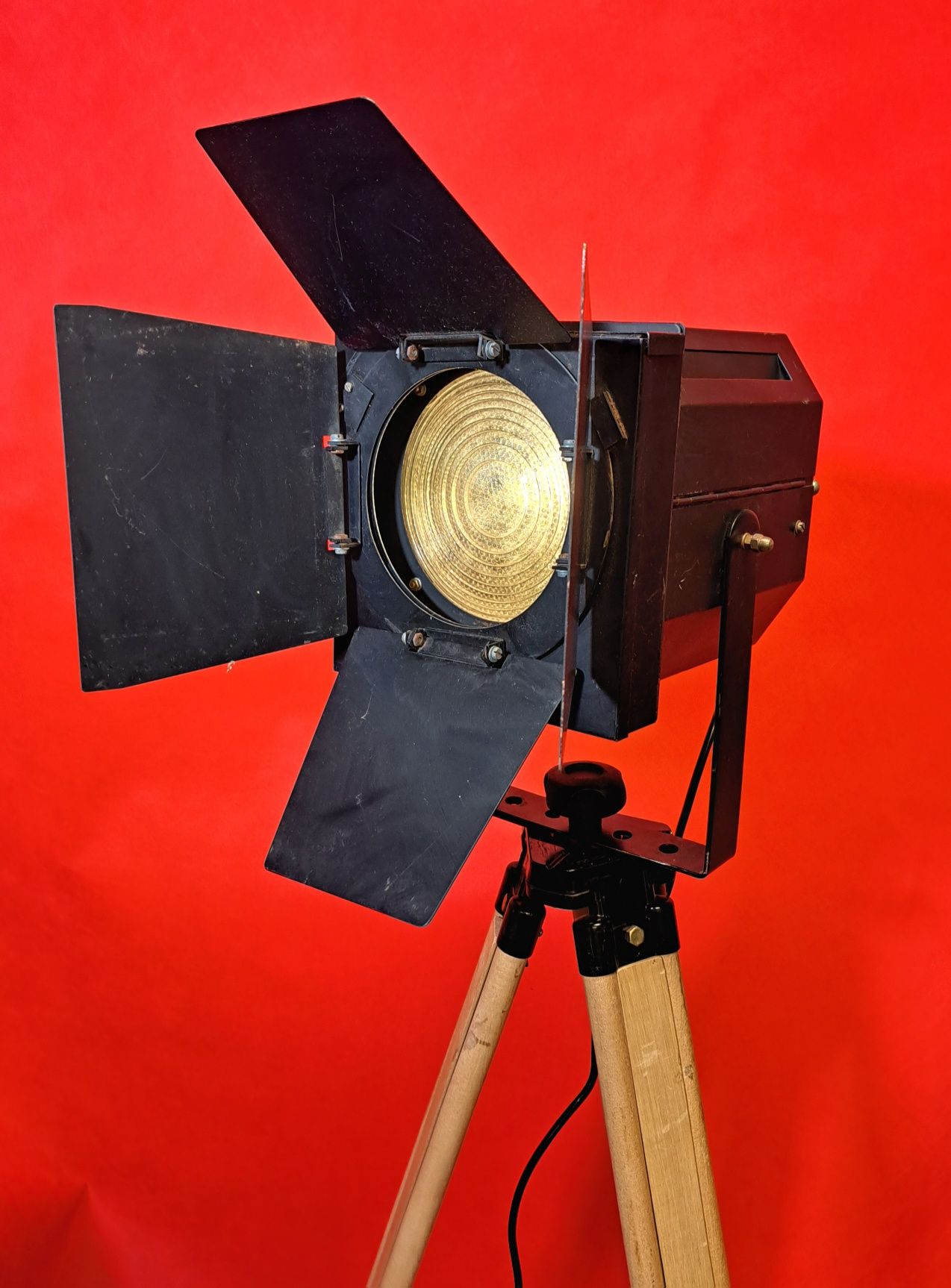 zabytkowy reflektor teatralny RU 650. statyw drewniany, fresnel