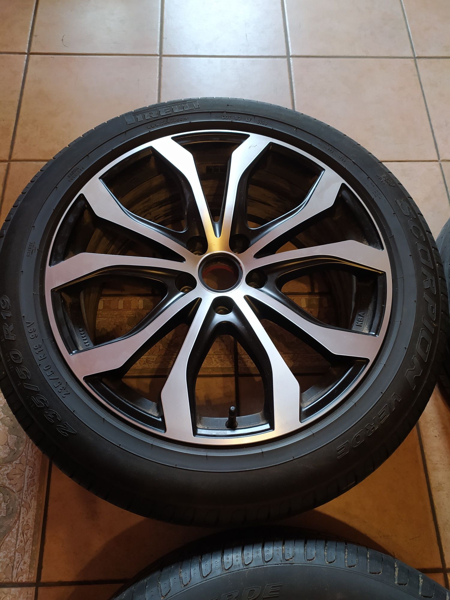 Alufelgi VW Tiguan 8,5Jx19 H2 z oponami Pirelli