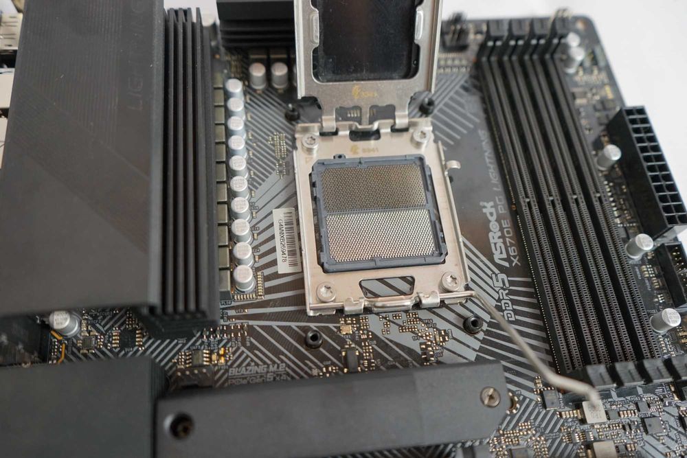 Материнська плата X670E PG Lightning