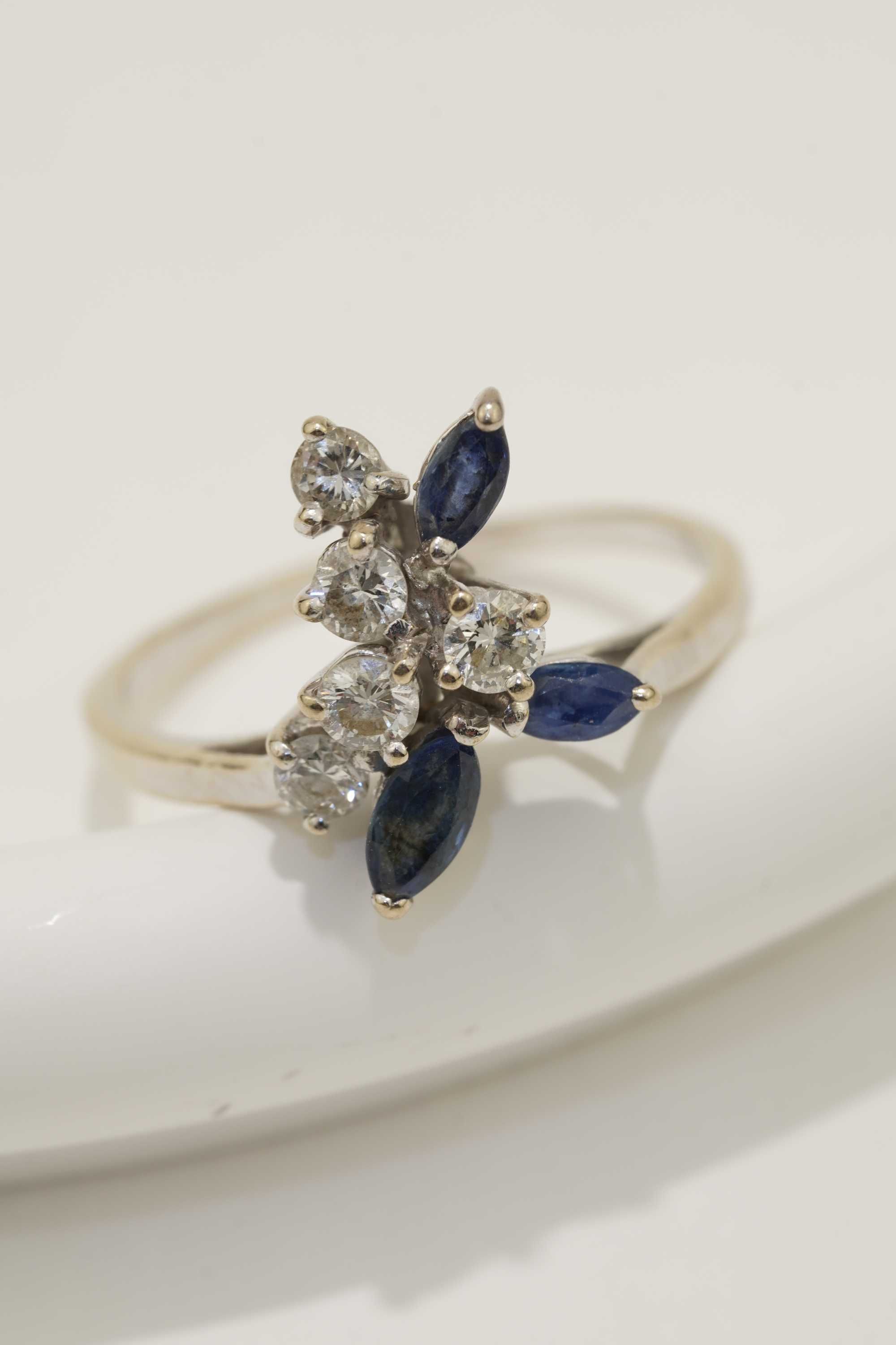 Złoty pierścionek z brylantami i Szafirem 0.36 ct