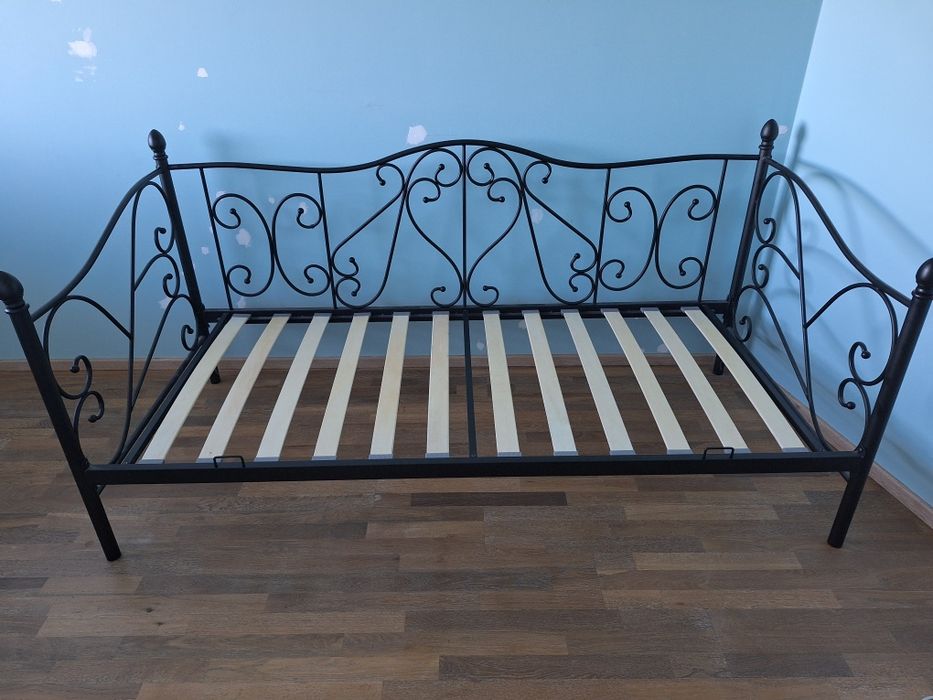 Łóżko pojedyncze 90x200 z metalowymi zdobieniami + materac