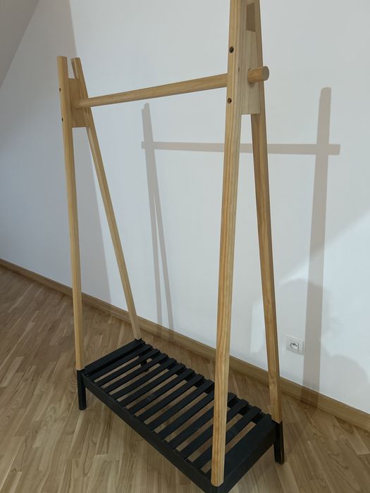 Drewniany wieszak stojak na ubrania