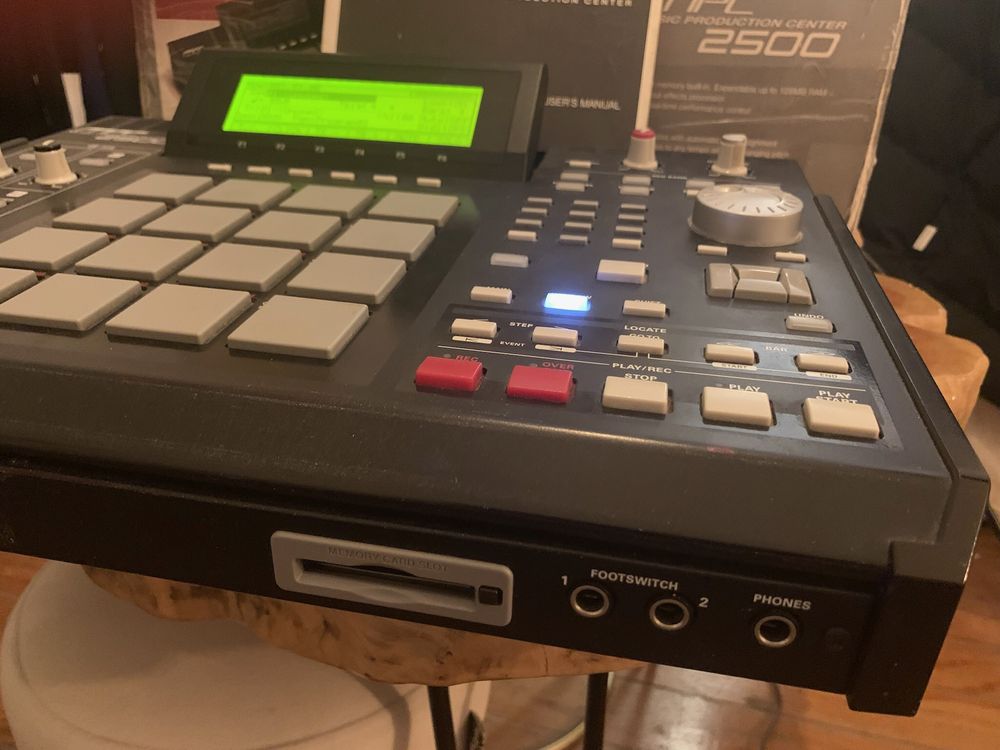 Akai mpc 2500 na caixa original ram max e HD interno