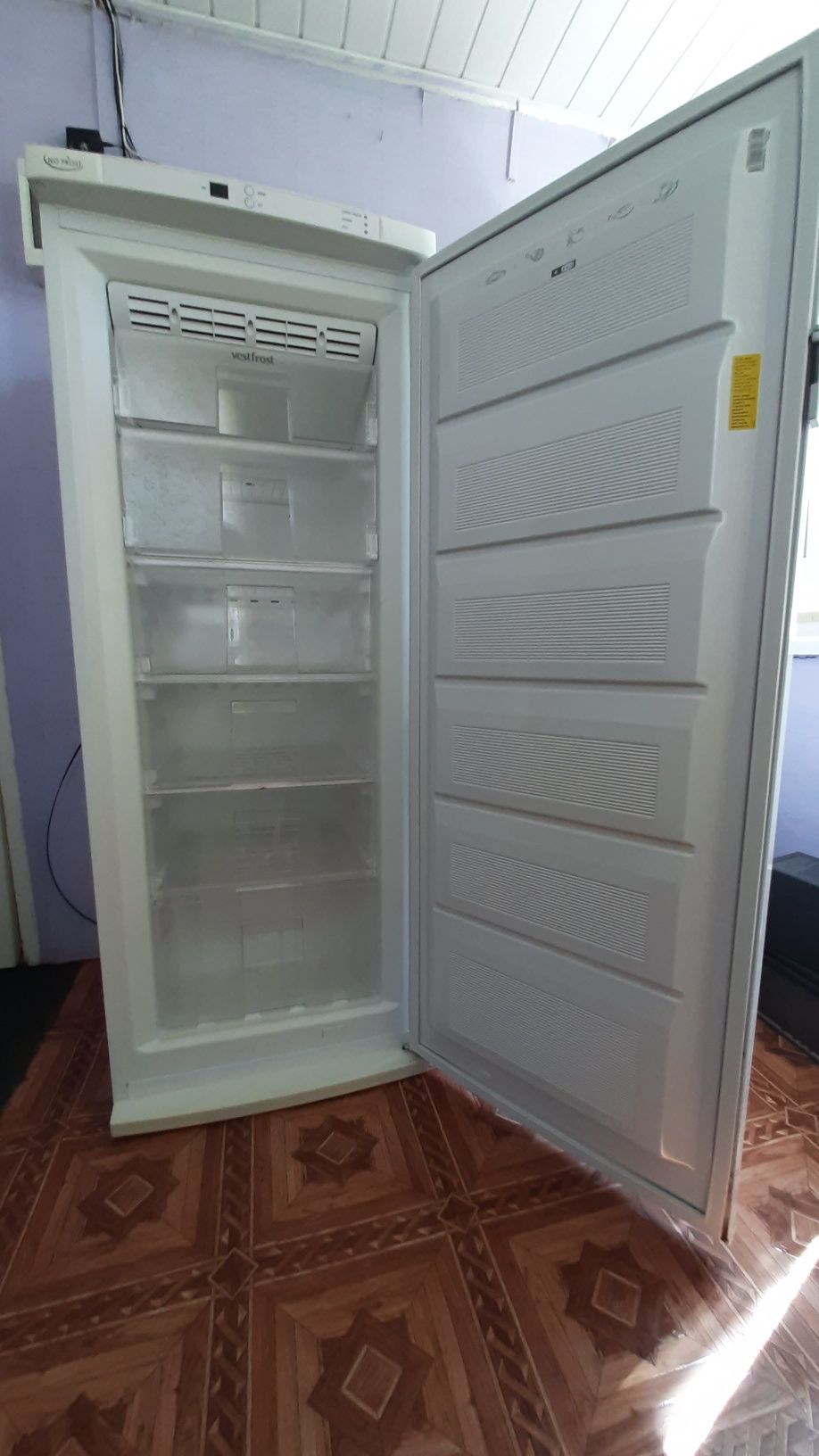 Морозильная камера Vestfrost VD 255 FNA W