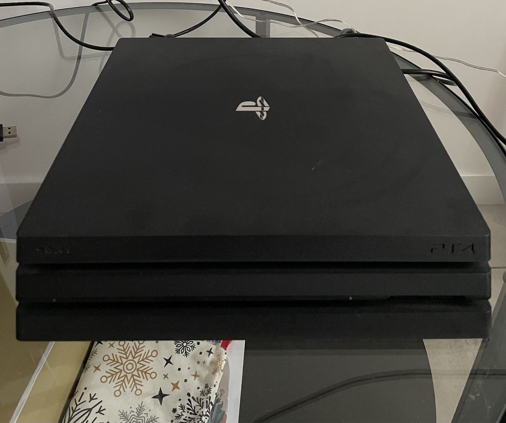 PS4 pro з двома джойстиками і зарядкою