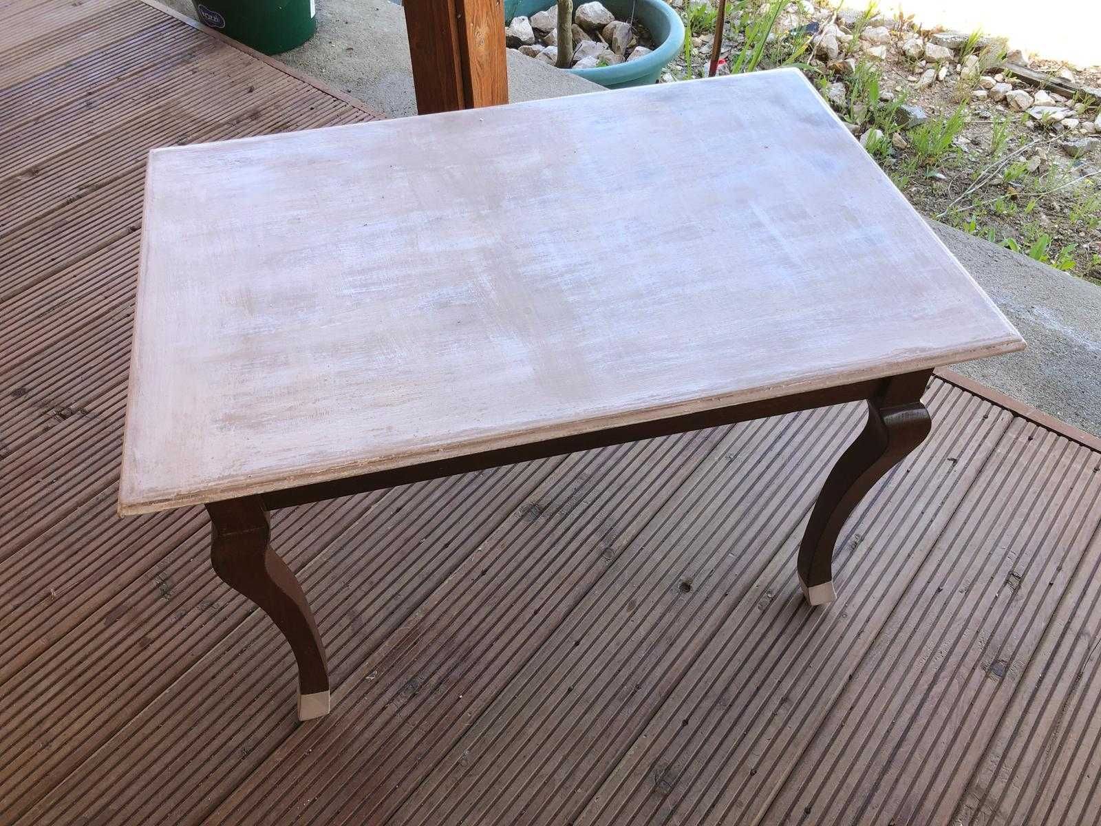 Mesa com tampo em Decapé, os pes foram pintados do mesmo tons.