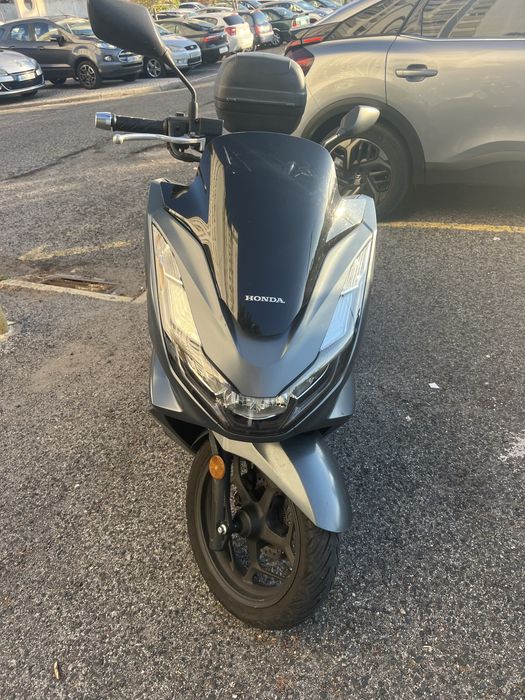 Honda pcx em muito bom estado ! Economica perfeita para a cidade