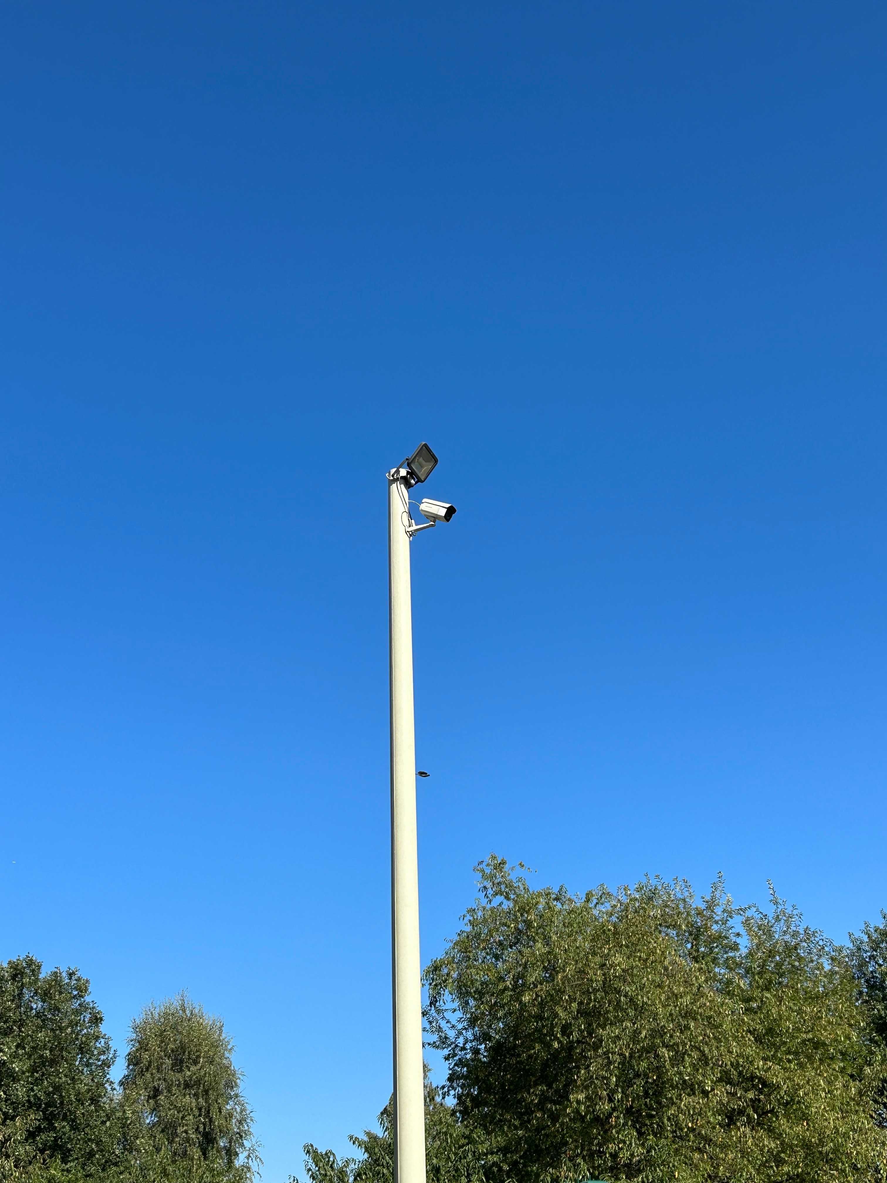 Słup Maszt Oświetleniowy Pod Kamery Czujniki Światłowód Lampy Solarne