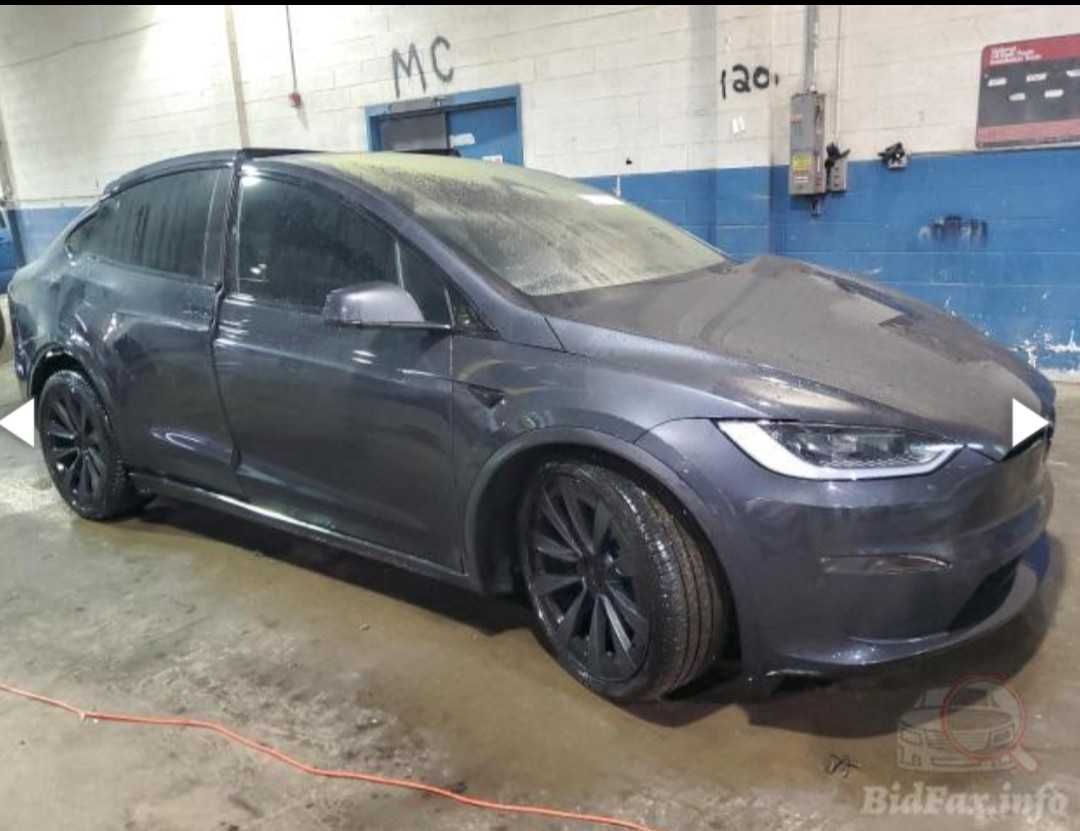 Tesla Model X 24 рік
