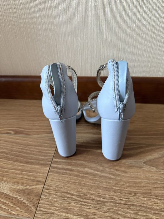 Красиві блакитні босоніжки на підборах