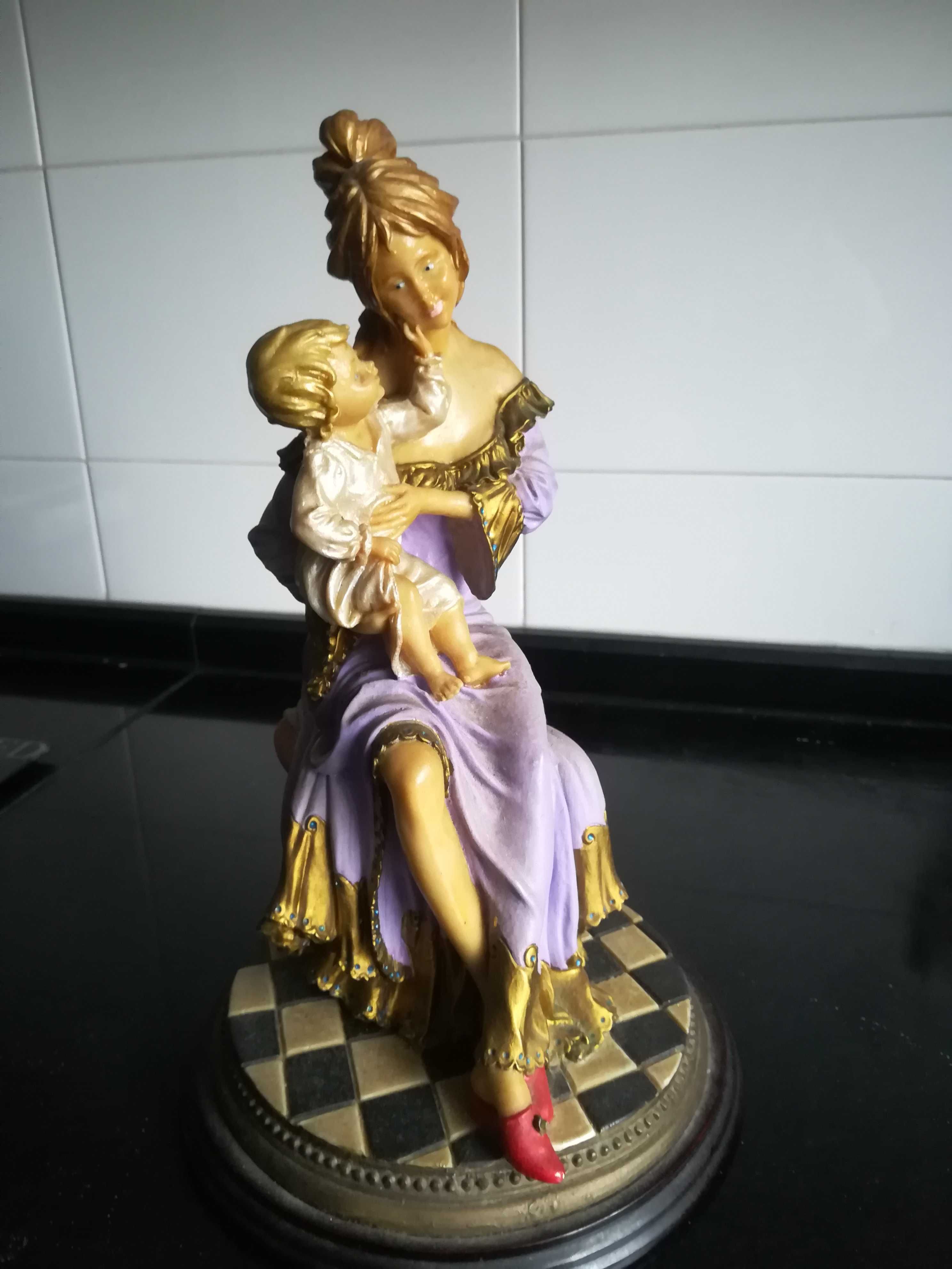 Estatueta de senhora com o menino