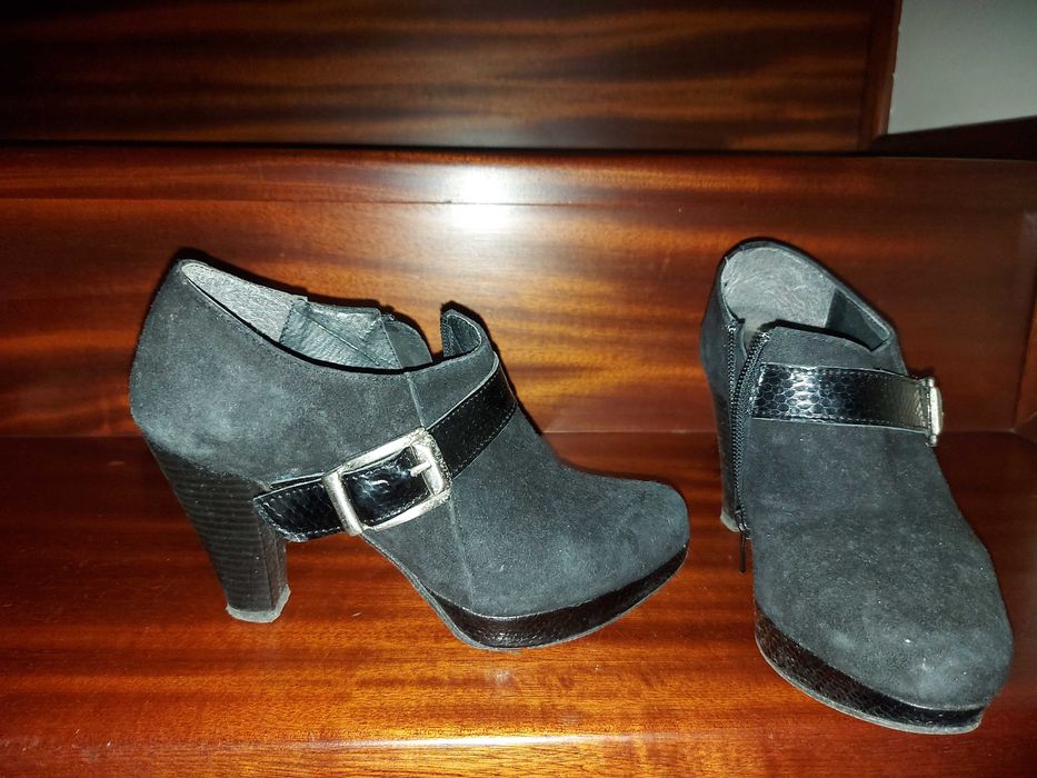 Botin em pele preto, com pormenor de cobra e fivela - nr 35