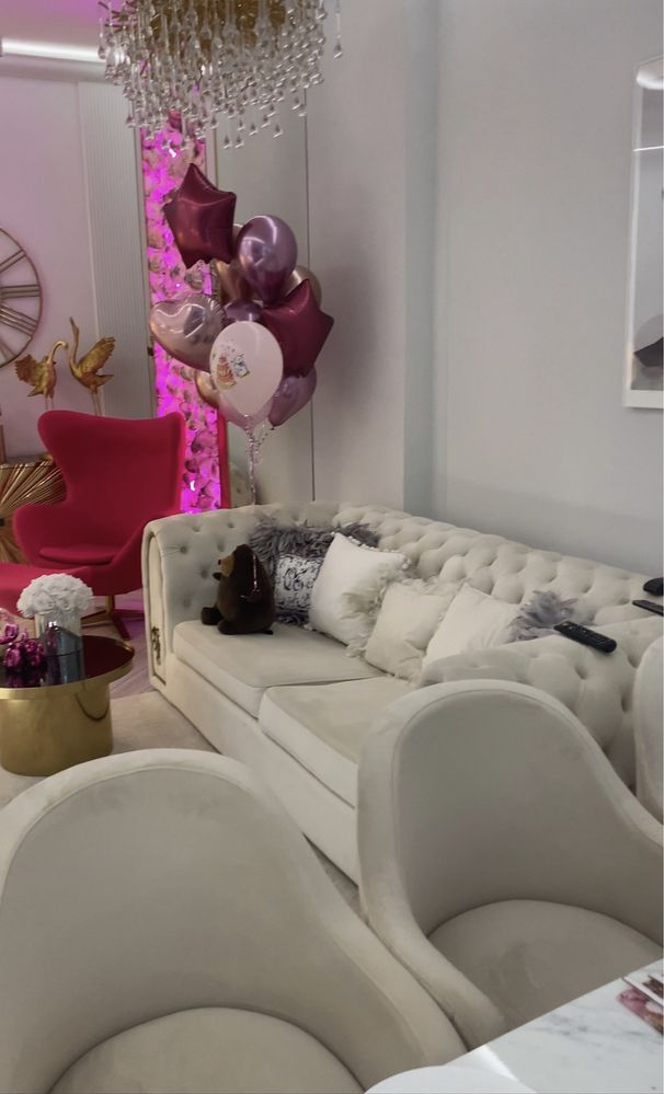 Kanapa  Sofa pikowana ze złotymi zdobieniami
