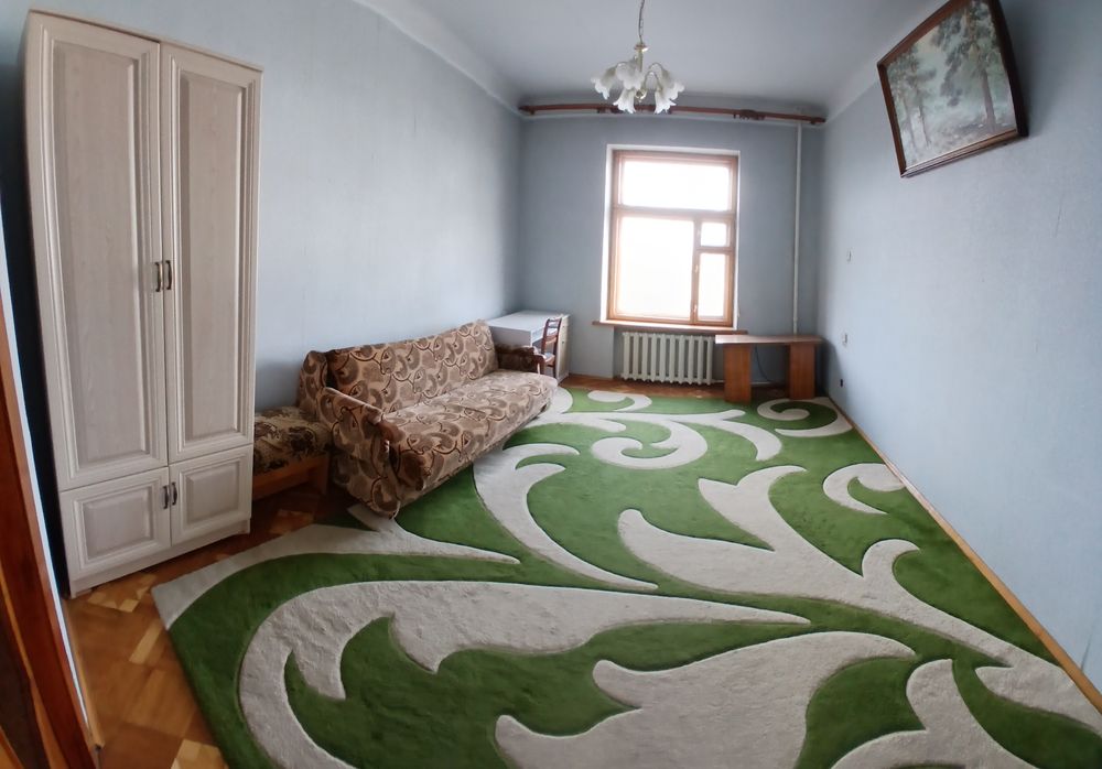 Сдам большую квартиру у метро.