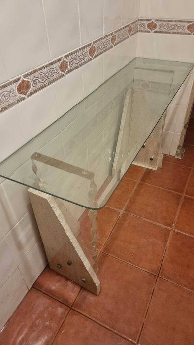 Aparador em pedra e acrílico com tampo de vidro