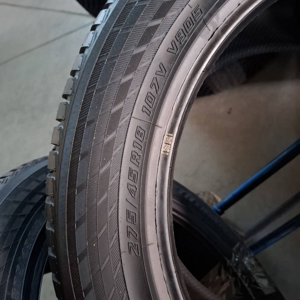 275/45/18+245/50/18 R18 Yokohama BluEarth V905 4шт нові зима